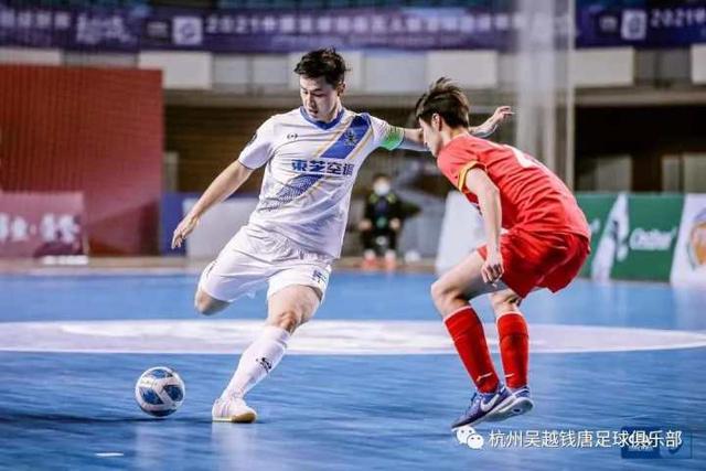 欧联杯室外气温-1℃ 曼联队长B费脱外套给球童